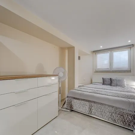 Villa Marina Luxury Sea View Private Pool & Garden -